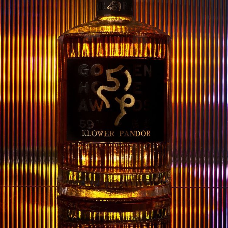 手工訂製的玻璃擴香瓶上，有著金馬59th燙金瓶標。品牌提供