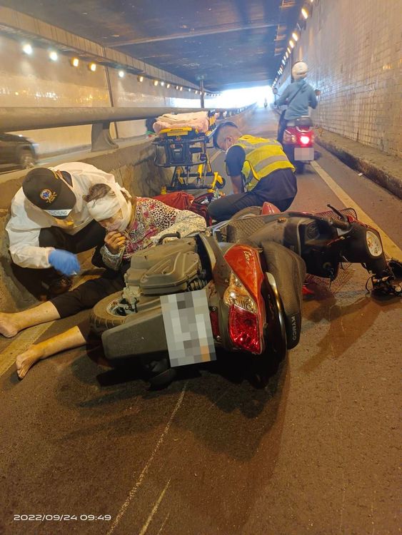 老婦意識清楚準備就醫。讀者提供