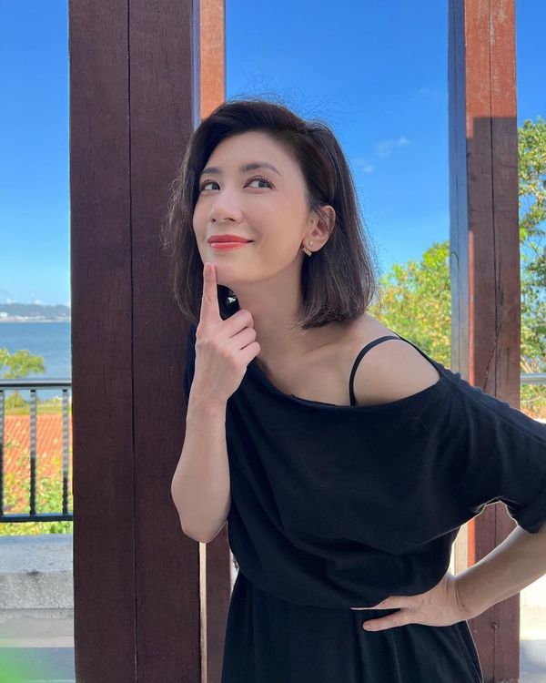 賈靜雯在小孩開學後，出門放風看海，心情好到笑彎了眼睛。翻攝alyssachia IG