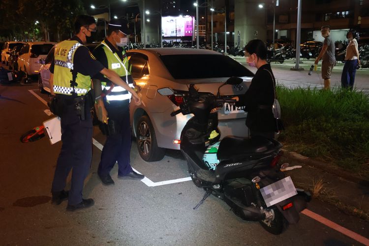 黑衣美眉當時嚇壞了，警方到場實施酒測。張喆喜攝