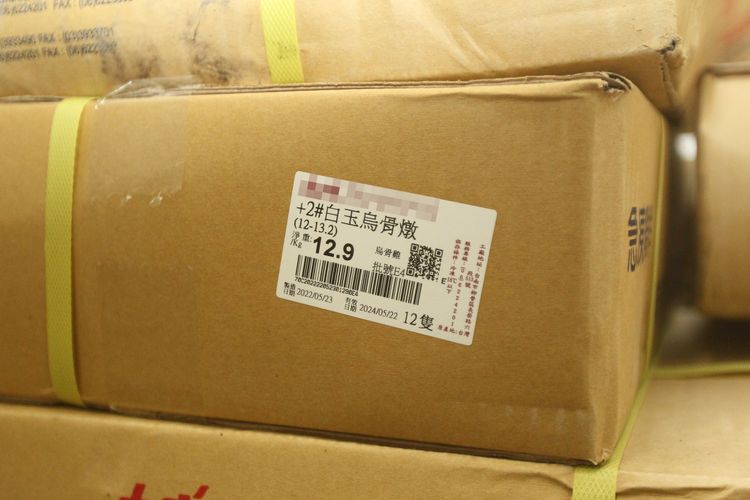 烏骨雞外箱有張貼標籤，其內容清楚標示著「製造、保存有效日期及朔源條碼」供查詢。張喆喜攝