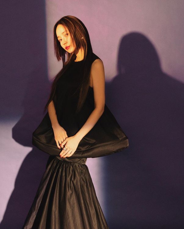 侯佩岑透露此次拍攝沒有眼妝只搽了紅唇，讓她感到相當赤裸。翻攝houpatty IG