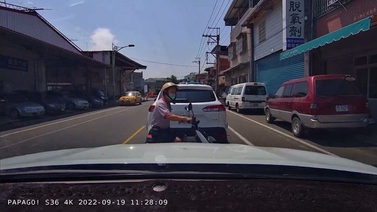阿伯騎士當時從對向橫越馬路。翻攝《竹山人聊天室》
