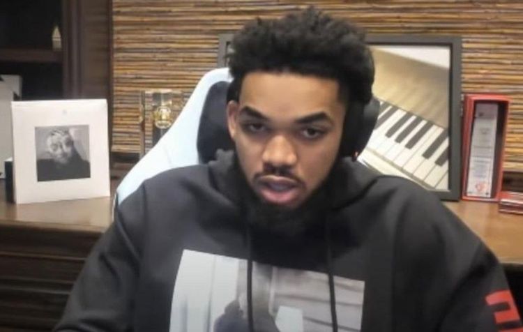 NBA灰狼隊看板球星唐斯在直播與粉絲互動時，畫面不小心露出Pornhub網站畫面。翻攝Karl Towns LIVE YT頻道（已被刪除）