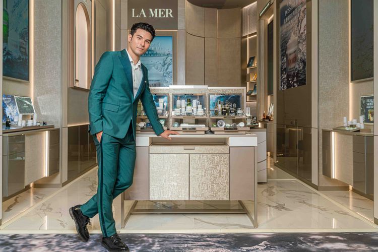 鳳小岳體驗LA MER漢神巨蛋專櫃的奢華氛圍。品牌提供
