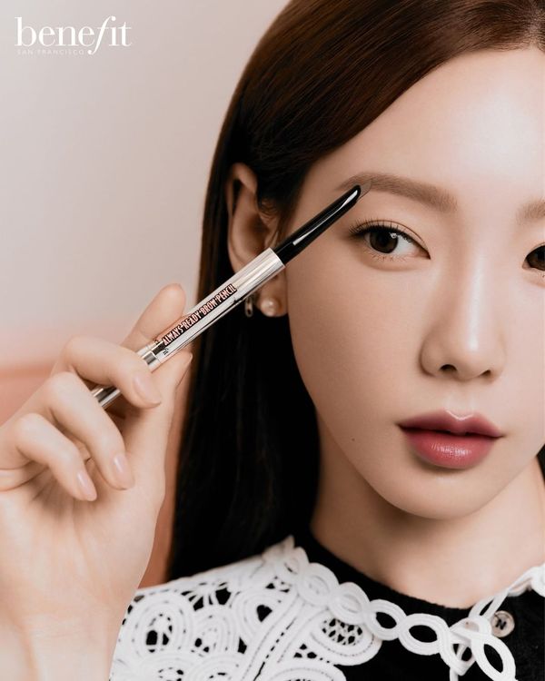 Benefit隨時好玩眉筆新品專為亞洲人打造，讓代言人太妍也被圈粉。翻攝benefitcosmeticskorea IG