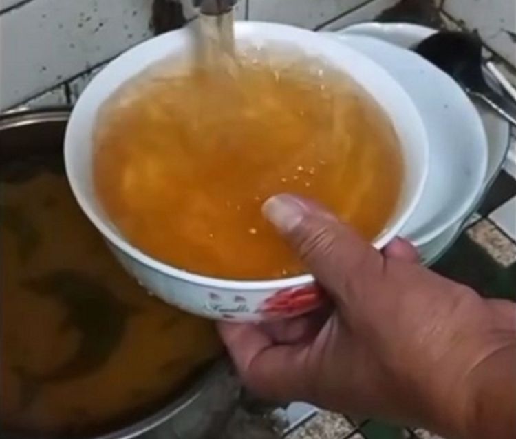 彰化縣二林地區民眾發現地震後自來水變黃了。民眾提供