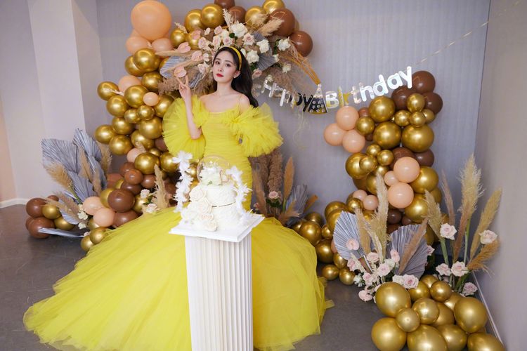 楊冪套上Giambattista Valli 2022秋冬高訂黃色禮服慶祝自己36歲生日。翻攝嘉行楊冪工作室微博