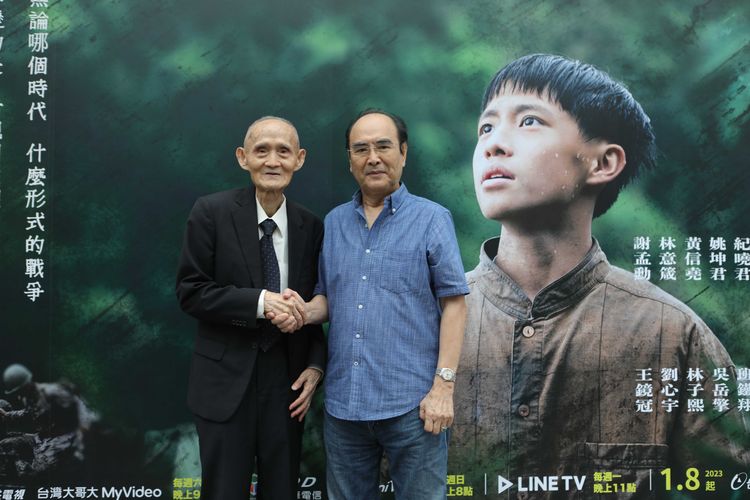 勾峰（右）和原著作者高秉涵律師。三禾行銷提供