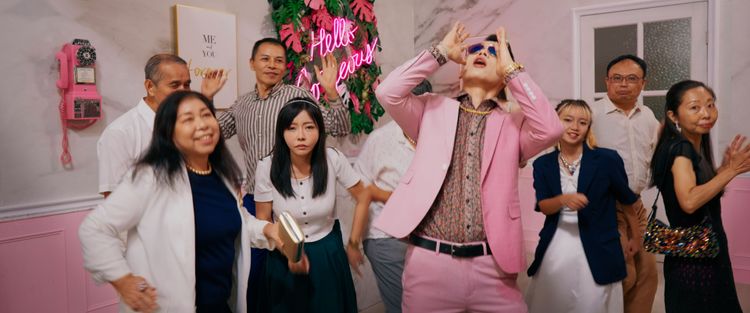 周靄宏MV還突發奇想找來一票「高年級生」阿姨、阿伯演出。周靄宏提供