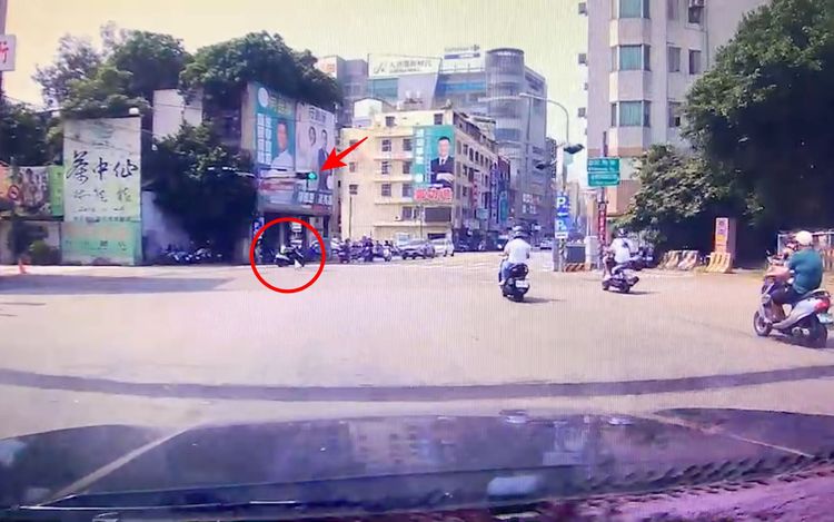 陳姓騎士在振興路闖紅燈。警方提供