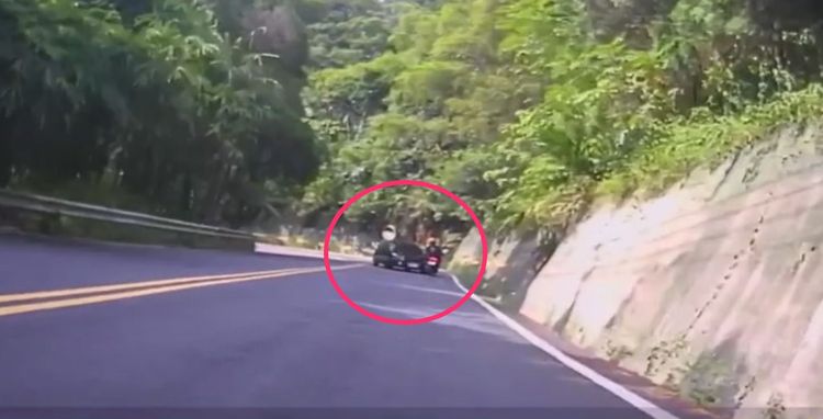 轎車左側車頭，與騎士機車直接對撞。網友提供