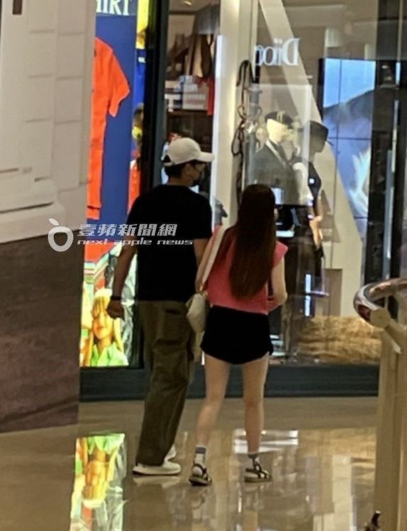 愛雅（右）著火辣熱褲，站在高壯眼鏡男身邊頗為吸睛。李志展攝