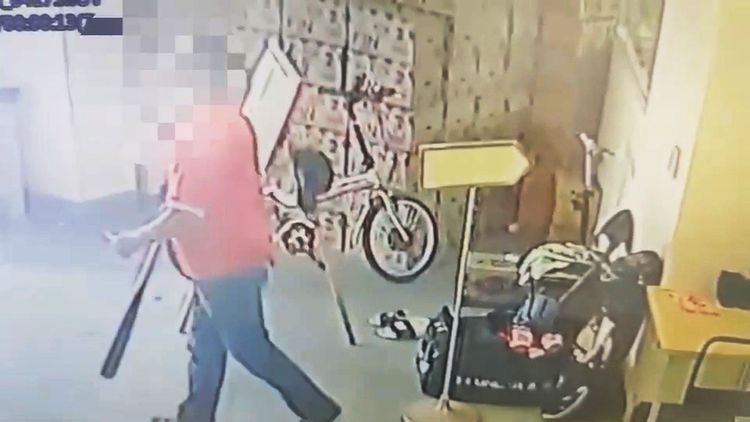 吳男順手牽羊拿走一支球棒後離去。警方提供