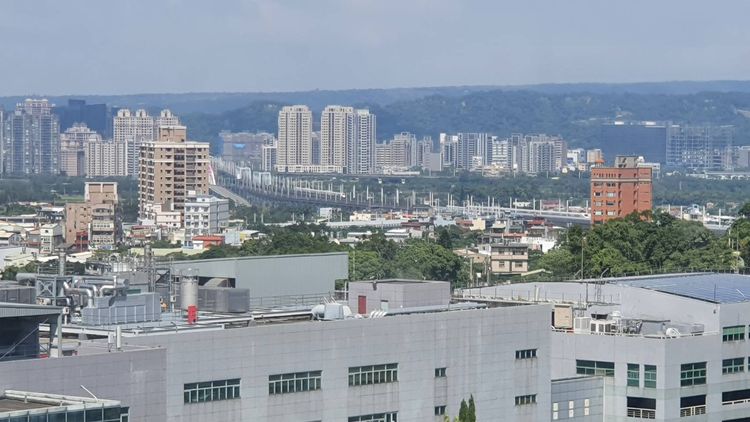 高鐵列車卡在軌道上。讀者提供