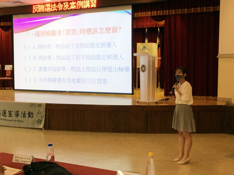 郭建鈺檢察官進行反賄選案例講習。移民署提供