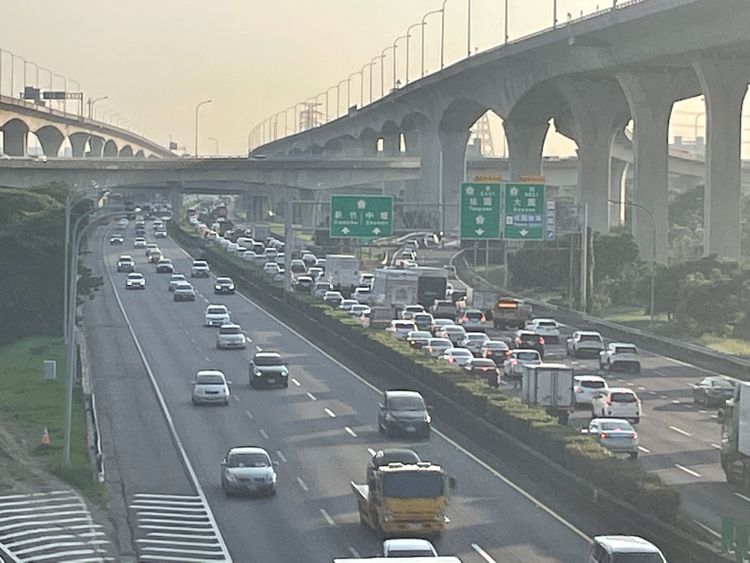國一桃園至中壢路段車陣如長龍。張沛森攝