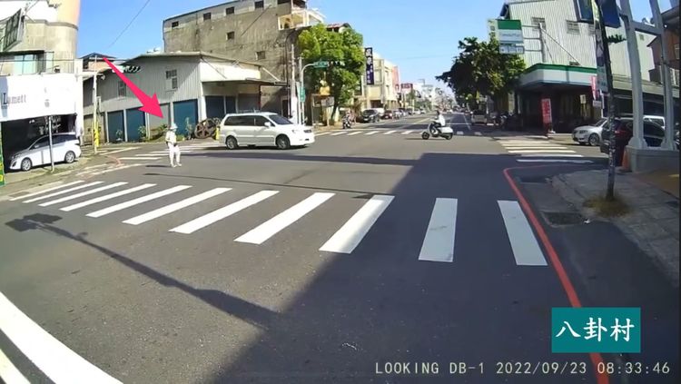 有網友注意到，婦人（箭頭處）遭撞時是走在斑馬線之外。翻攝臉書粉專《八卦村》