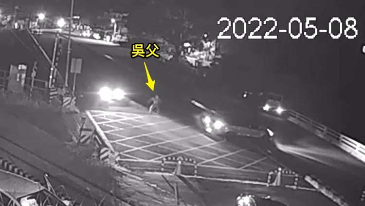 吳父擔心張男再次衝撞，用肉身擋在車前。民眾提供