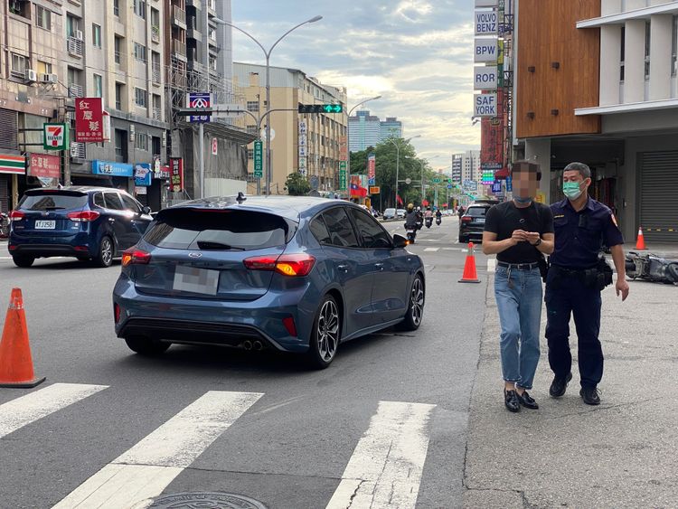 汽車駕駛人臉色無奈，枯等交警到場。張喆喜攝