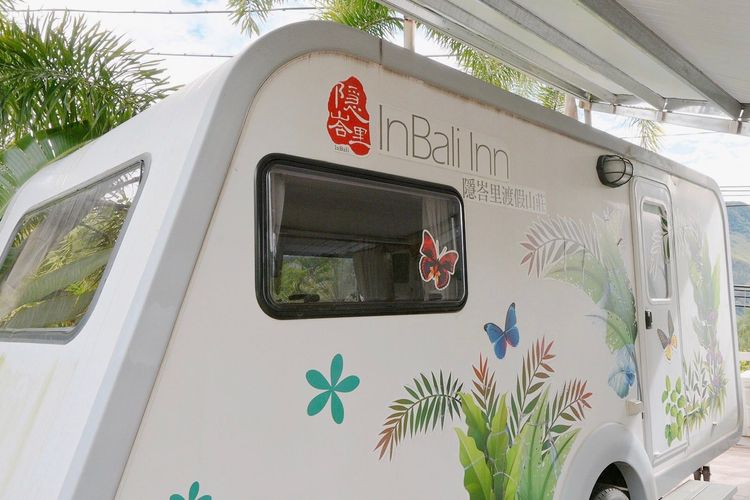 位於桃園復興鄉的「隱峇里山莊」坐落於山林蓊鬱的山腰上，附近有小烏來瀑布與角板山公園步道等知名景點。奧丁丁提供