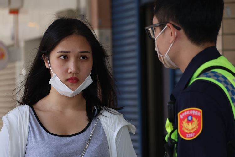 林女疑似駕駛新手，發生車禍後她相當緊張。張喆喜攝