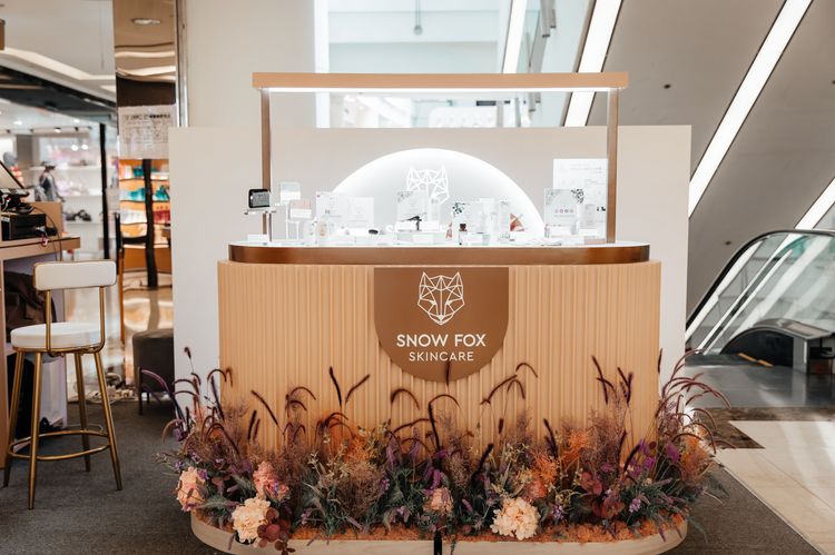 Snow Fox在微風廣場的新櫃位，以金棕與白色系打造出時尚感。品牌提供