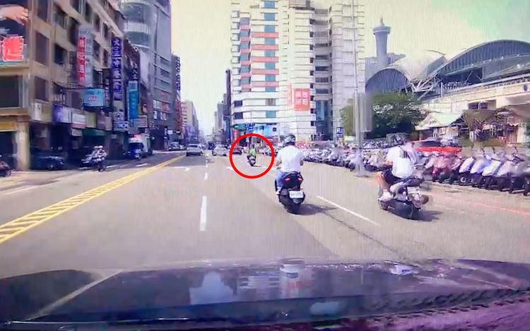 陳警開始追逐違規騎士。警方提供