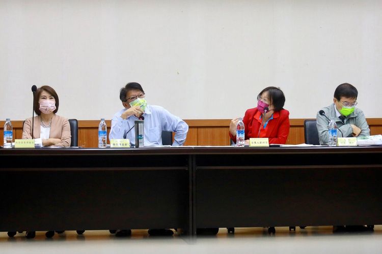 屏東縣長潘孟安（左二）、立法院交通委員召集人立委劉世芳（右二）、立委周春米（左一）、交通部長王國材（右一）針對屏東各重大交通建設案討論。周春米服務處提供