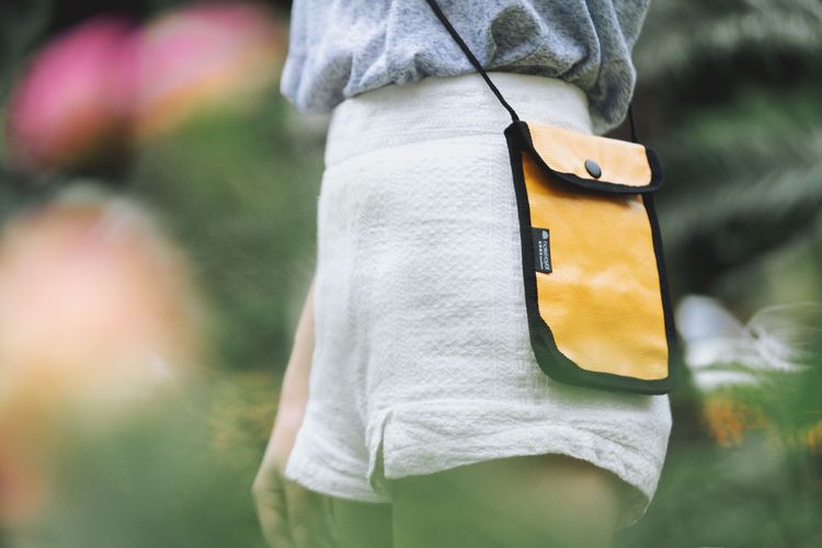 知本老爺 X Underground Studio獨家回收帆布護照套以舊帆布回收再製，展現獨一無二綠色時尚。知本老爺提供