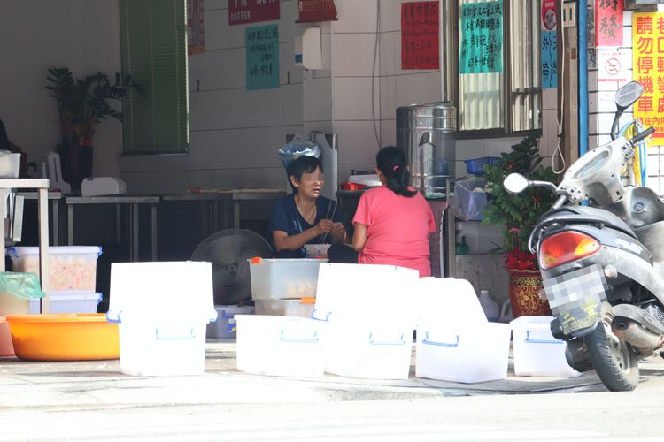 2名女子邊聊天邊夾取分裝，都沒戴口罩。張喆喜攝