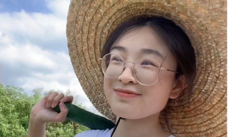 平凡的侯翠翠回到鄉下老家，以真實自然又擺爛的風格，獲得廣大網友的共鳴。翻攝B站/侯翠翠