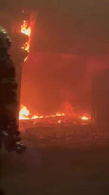 一樓冒出大火。蔡姓民眾提供