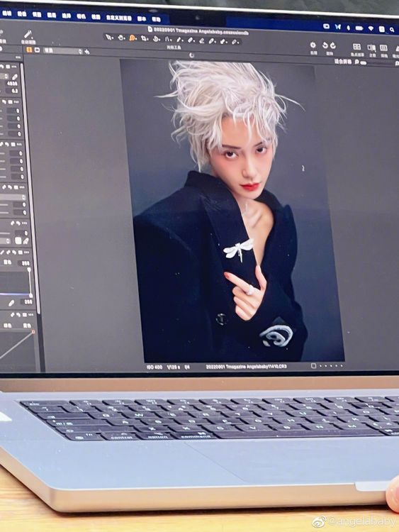 她佩戴TIFFANY & Co.珠寶拍攝雜誌。翻攝angelababy 微博