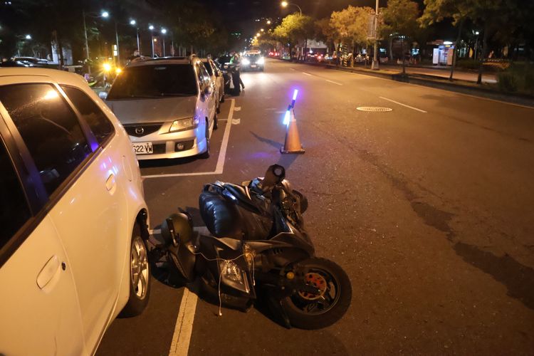 男騎士慘摔滑行2輛轎車距離才停下來，事後送醫治療。張喆喜攝