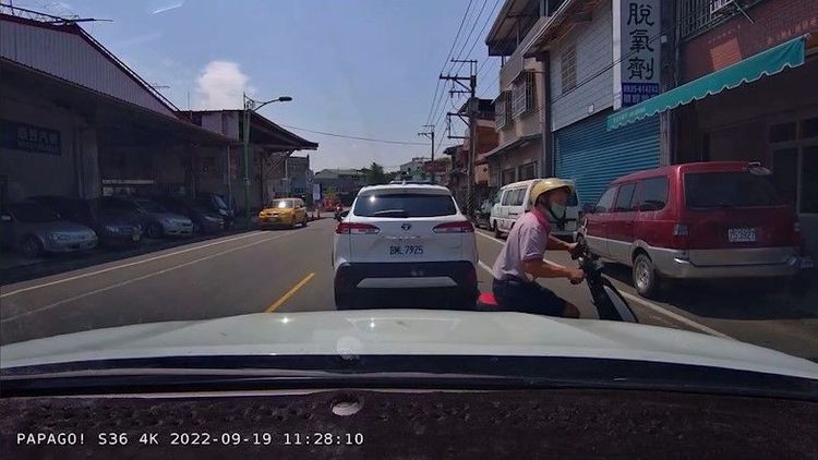 快過路口時，阿伯騎士還有慢下查看後方來車。翻攝《竹山人聊天室》
