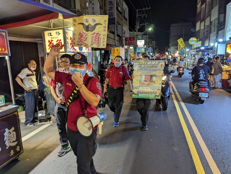 紅衣人現身夜市，引發騷動。消防局提供