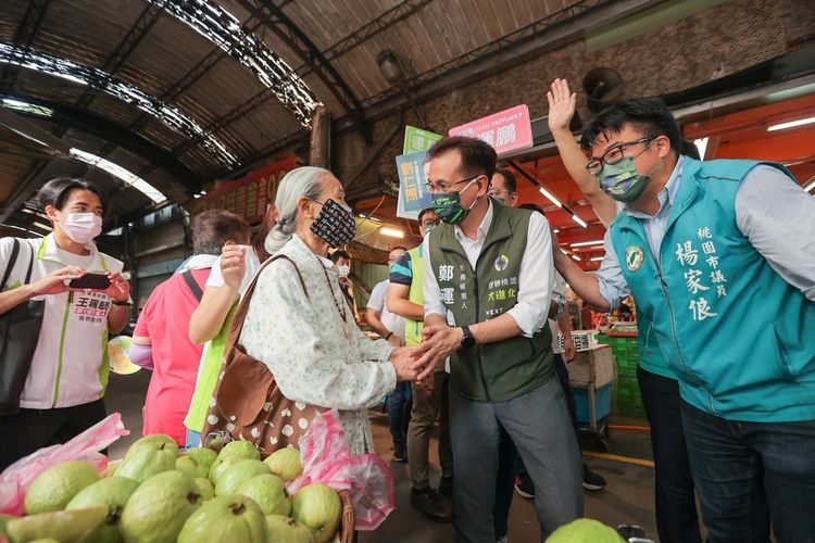 鄭運鵬偕同市議員楊家俍拜票。鄭運鵬競辦提供