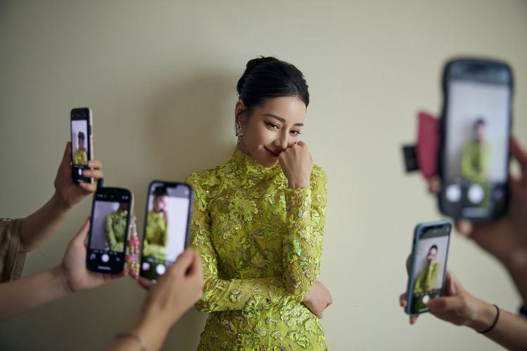 迪麗熱巴的美樣，吸引工作人員一次拿出5支手機狂拍。翻攝嘉行迪麗熱巴工作室微博