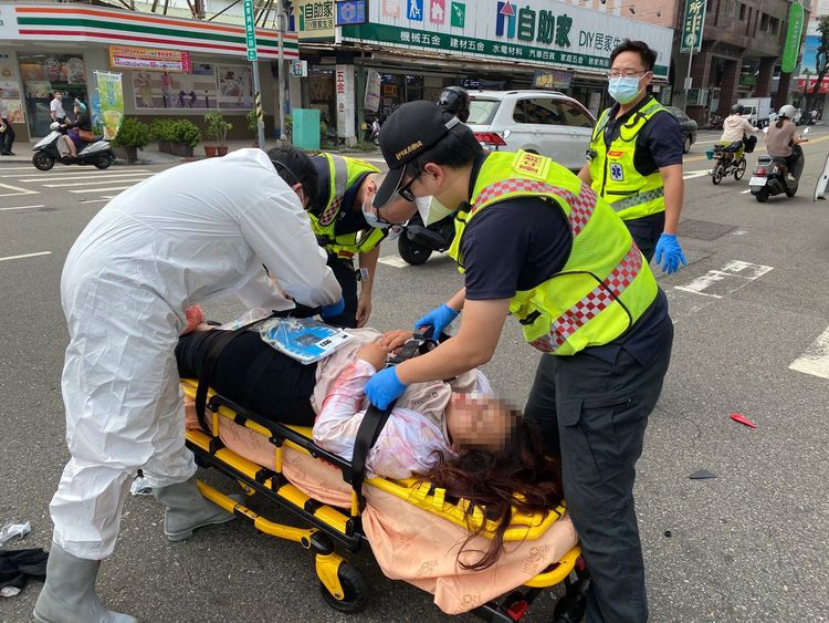 醫護人員趕緊將傷者送醫。張喆喜攝