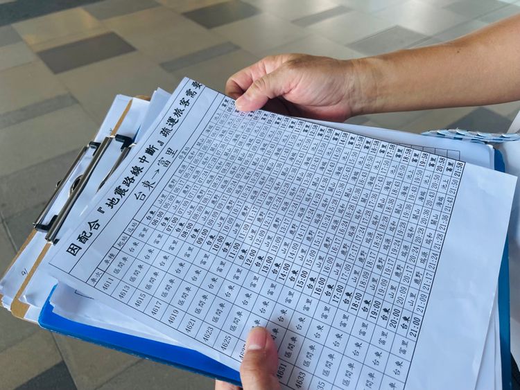 台東站長鄭成忠拿出一疊滾動式修正的時刻表和轉乘資訊。古和純攝