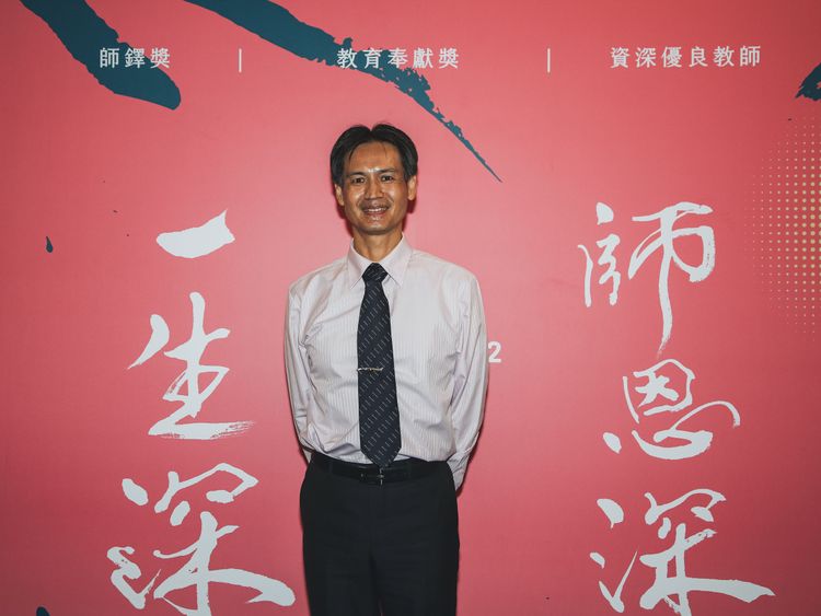 桃園海湖國小教務主任張哲溢抱回師鐸獎。教育部提供