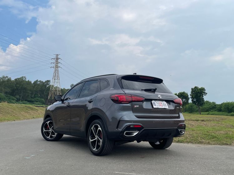 國內販售的MG HS 1.5T均採用原廠最高規的Trophy套件，其中包含了黑化的窗框、後視鏡外蓋、飾條，甚至是四輪紅色煞車卡鉗等元素，輪圈尺碼為235 / 50 R18，並搭配燻黑雙色鋁圈造型。林浩昇攝