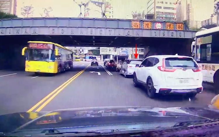 陳姓騎士鑽進機車陣群內。警方提供