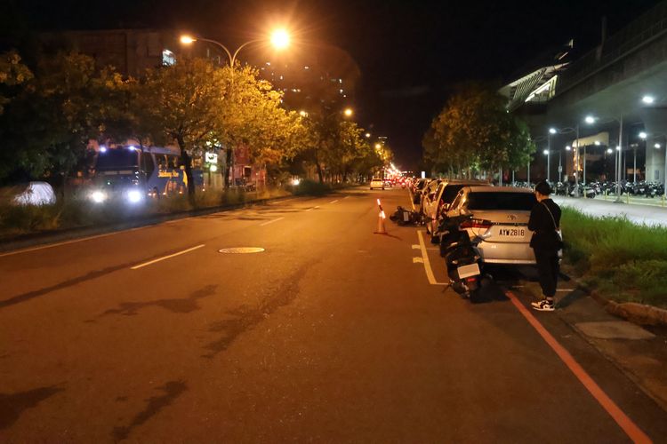 19歲黑衣美眉疑似穿著不明顯遭撞。張喆喜攝