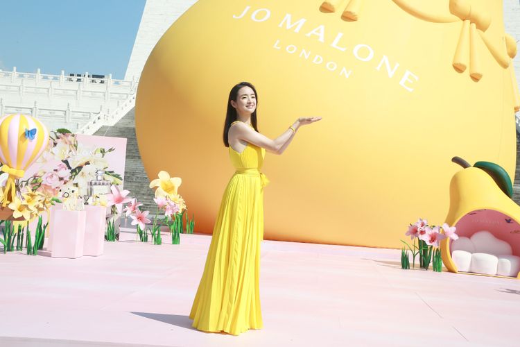 林依晨見到巨型英國梨裝置直呼「可愛」。朱世閎攝