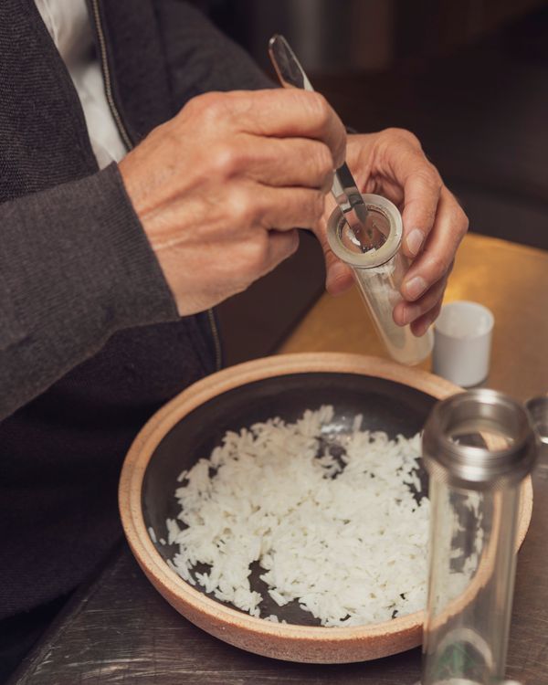 紫羅蘭與佛手柑香氛工藝蠟燭中帶有獨特的米飯香。品牌提供