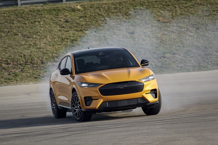 在全新AWD四輪驅動系統、MagneRide可調懸吊系統等加持下，Ford讓Mustang Mach-E電動車也能保有野馬跑車原始駕馭熱情。原廠照片