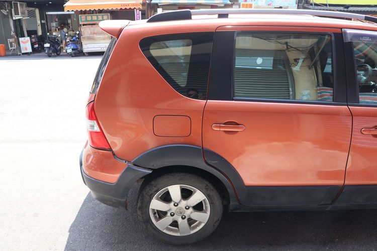 肇事的小轎車右後保桿變形。張喆喜攝