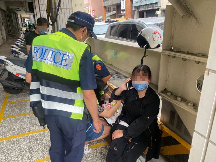 警方最後拿出醫藥箱出來，借女騎士清創傷口。張喆喜攝